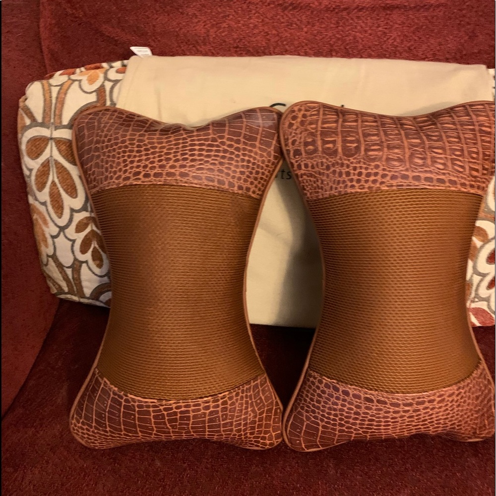 Neck pillow for use in vehicle.